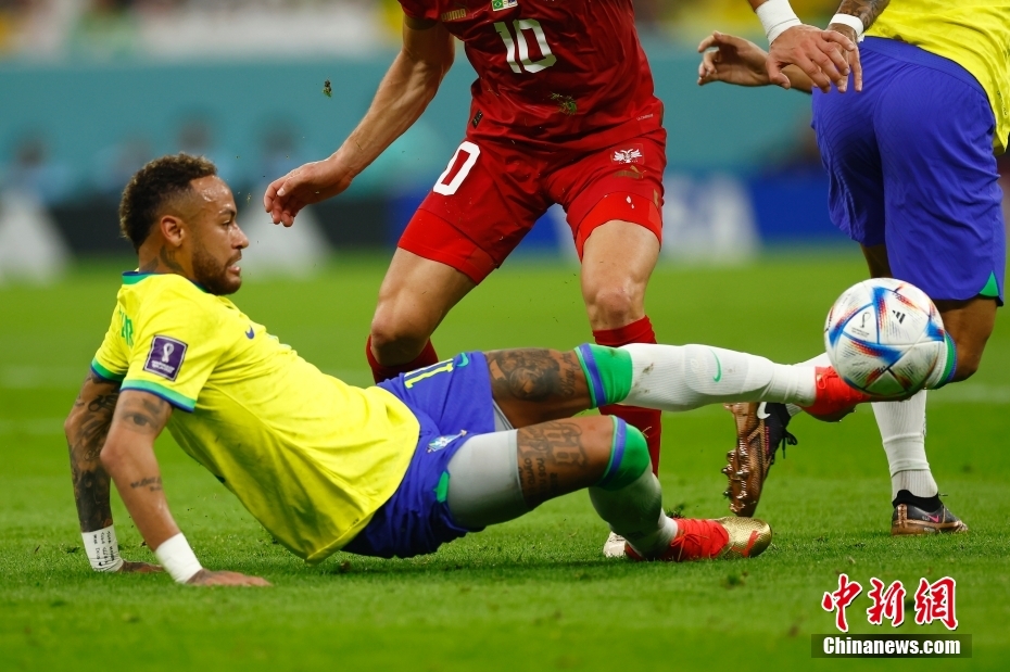 图为巴西队球员内马尔倒地传球。中新社记者 富田 摄