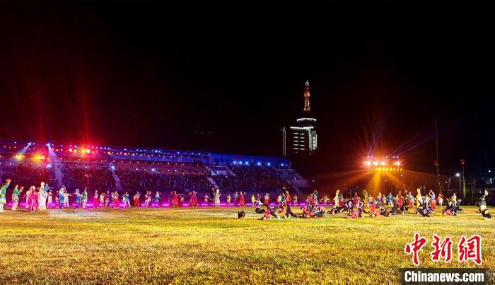 新疆兵团全民健身运动会总决赛震撼开幕 大型文