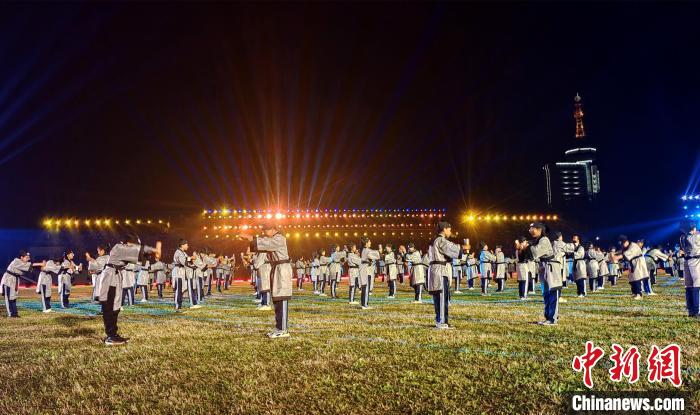 新疆兵团全民健身运动会总决赛震撼开幕 大型文