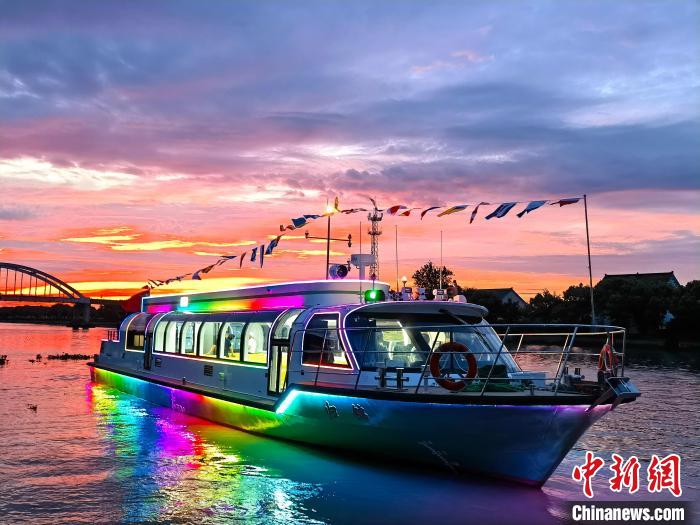 杭州首艘绿色新能源公交船“归锦”号即将投入
