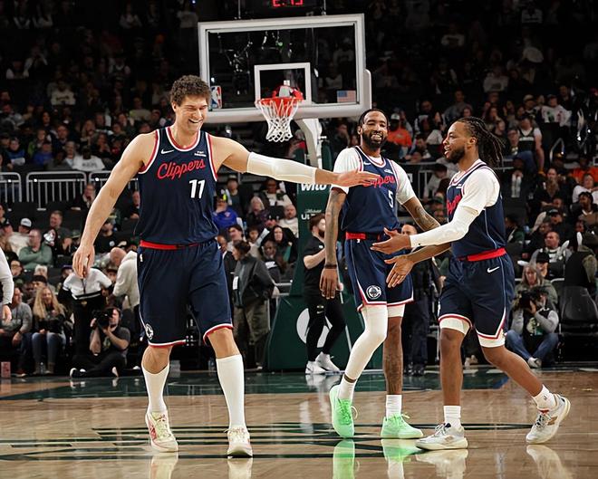 快船力克雄鹿取五连胜 加兰全能表现助球队登顶