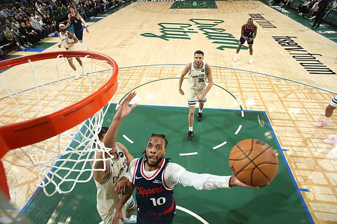 快船力克雄鹿取五连胜 加兰全能表现助球队登顶