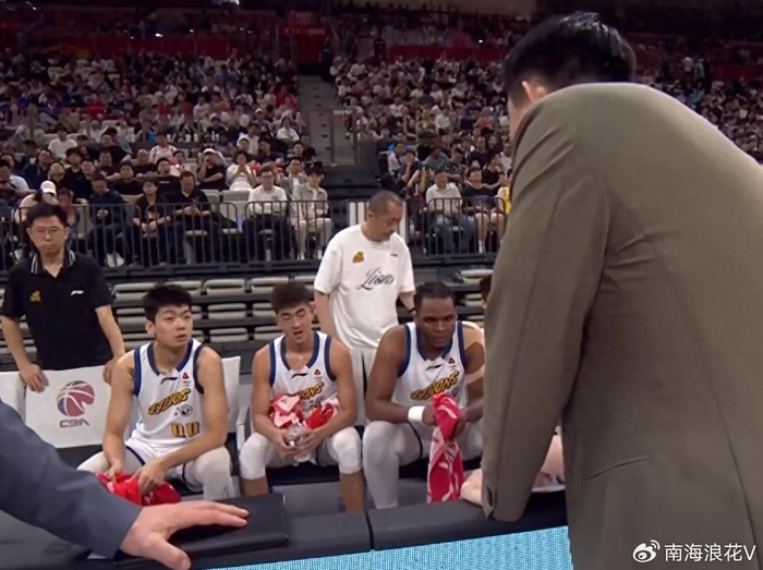 广厦队防守崩盘惨败深圳队，季后赛布局引热议
