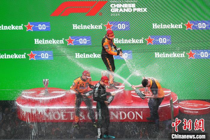 皮亚斯特里夺得中国大奖赛冠军，迈凯伦实现前