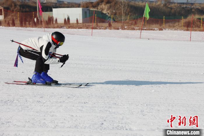 第十届全国大众冰雪季：西宁市民尽情享受冰雪