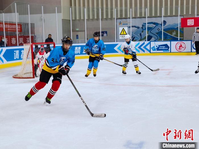 第十届全国大众冰雪季:西宁市民尽情享受冰雪