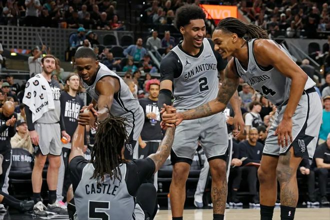 马刺三后卫合砍61分大胜快船 西部榜首悬念待解