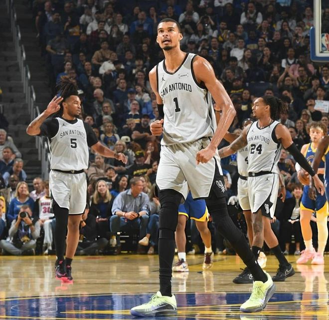 马刺三后卫合砍61分大胜快船 西部榜首悬念待解