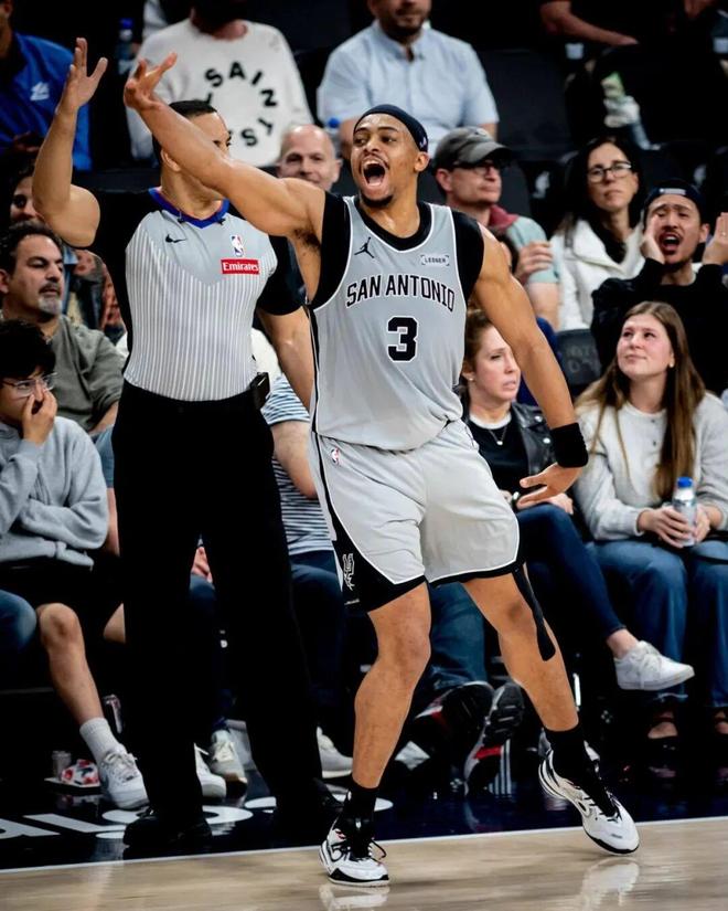 马刺三后卫合砍61分大胜快船 西部榜首悬念待解